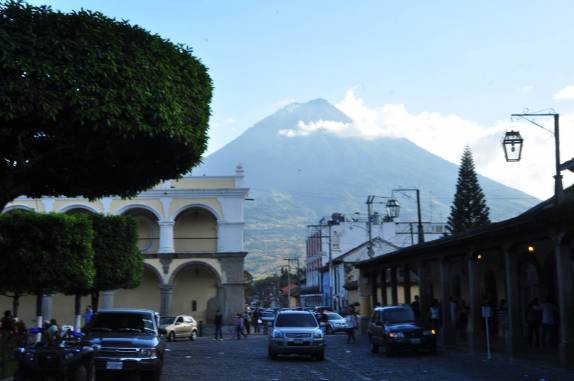 Vulcões cercam a cidade de Antigua, na Guatemala